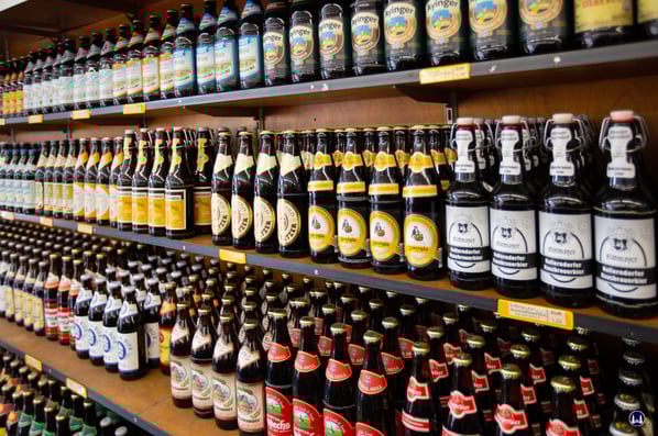 lick in eines der Regale mit seinen zahlreichen Bieren. Dem Kundigen steht eine große Auswahl an hellen und dunklen Bieren zur Verfügung.