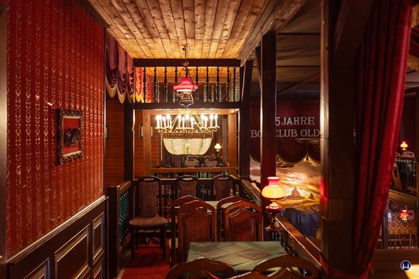 Trotz der Größe des Saloons wirkt das Obergeschoss durchaus gemütlich. Gern möchte man bei Veranstaltungen des Cowboyclubs als Zuschauer einmal vorbeikommen. 