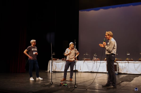 Herr Andreas Schneider sowie der Künstler Gammon im Auditorium des FEZ während der Superbooth.