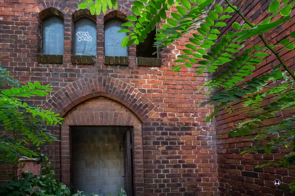 Eingang vom Hof in den ehem. Kohlenlagerraum, dessen hinterer Zugang, der zu einem im Bereich des Bahndamms liegenden Nebenraum  führte, längst zugemauert ist.
