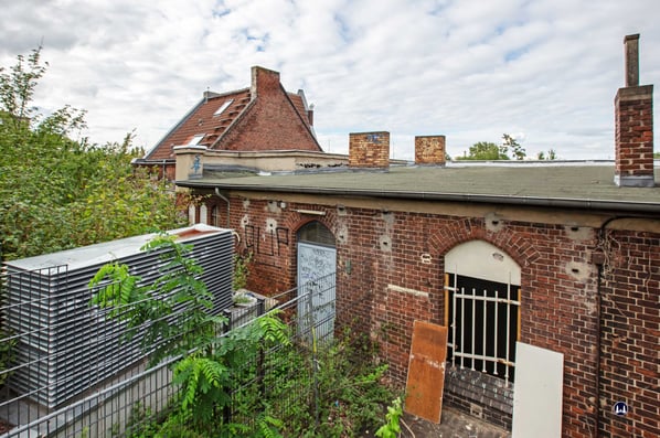 Die Rückfront des Empfangsgebäudes des S-Bahnhofs Yorckstraße. 