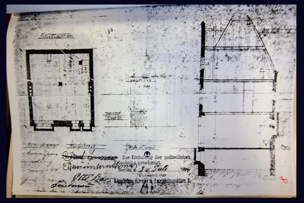 Zeichnung zur Einholung der polizeilichen Erlaubnis vom 9. Juli 1904. Nicht nur hinsichtlich der Ausführung des Gebäudes kam es zu Änderungen. Offenbar entschied sich Grandjean kurzfristig auch für ein anderes Bauunternehmen.