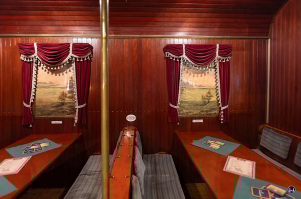 Ein Nebenraum des Obergeschosses des Saloons wurde als Eisenbahnwaggon dekoriert. Irgendwann einmal sollten die Fotos an den Fenstern durch Computermonitore ersetzt werden, um den Eindruck eines fahrenden Waggons erzeugen zu können.