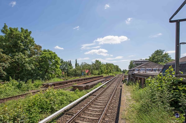 Stellwerk Tfd Attilastraße. Blick vom Bahnsteig in Richtung Marienfelde.