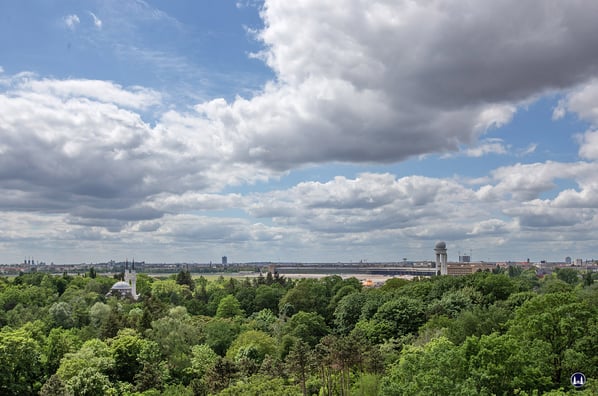 Blick zum ehem. Flughafen Tempelhof mit seinem Radarturm rechts. Ganz Links die Sehitlik Moschee.