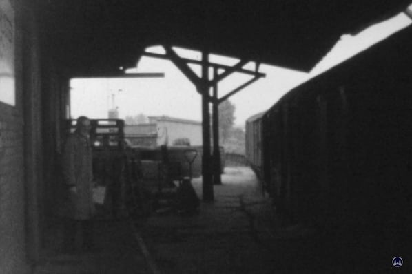 Ein mit Weinfässern beladener Güterzug ist gerade über die Brücke am S- Bahnhof Yorckstraße gefahren worden. 