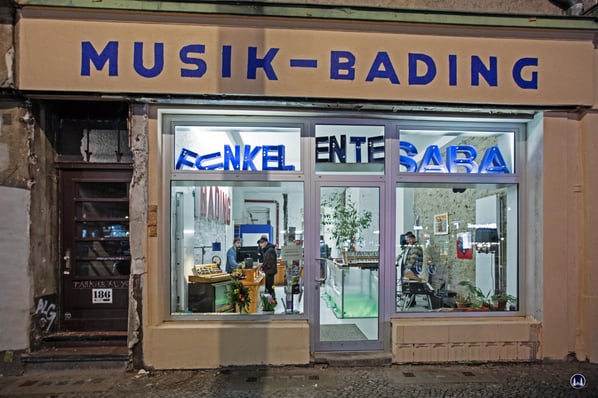 Das nach dem Brandanschlag durch Andreas Schneider wiederhergestellte ehem. Geschäft von Musik-Bading.  Künftig können hier Kunden die zuvor online oder im Showroom am Kottbusser Tor bestellten Waren abholen.