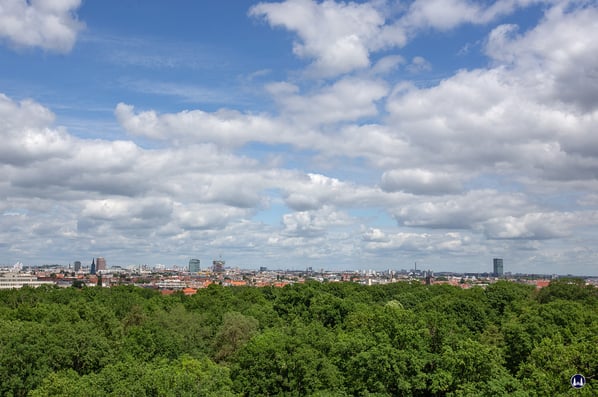 Links am Rand ist der helle Gebäudekomplex der Deutschen Rente an der Hasenheide zu sehen, rechts das Hochhaus der "Treptowers".