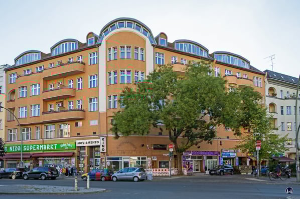 Das Eckhaus Kottbusser Damm / Boppstraße, in dem sich das Kino Moviemento in Kreuzberg befindet.