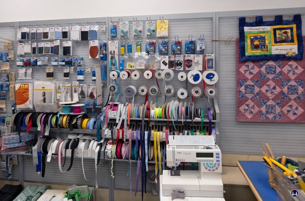 Das Nähmaschinen-Fachgeschäft besaß eine große Auswahl an Bänder und sonstigem Nähzubehör. Im Bild eine Pfaff Creative 7550, die ab 1993 produziert wurde.