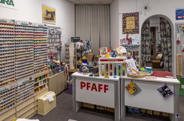 Der Kassenbereich, hinter dem es durch einen Rundbogen (der tatsächlich noch, wie alte Fotos zeigen, aus dem Jahre 1955 stammt) zum Büro- und Sanitärbereich ging. 