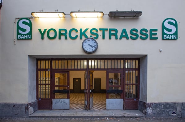 Eingang zum Bahnhof Yorckstraße. Fassade und Eingangstüren sind irgendwann einmal erheblich verändert worden.