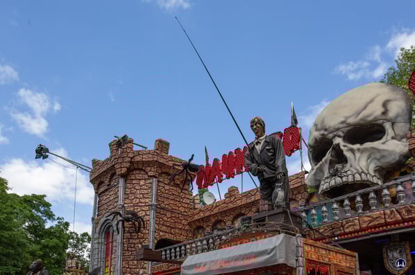 Schön, wenn Angeln zu den bevorzugten Hobbys gehört. Auch bei dieser Beschäftigung legt man Wert auf Jackett, Hemd und Fliege. Die Beschäftigung im Freien scheint jedoch empfindliche Auswirkungen im Bereich des Gesichts zu haben.