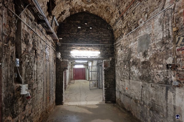 Am hinteren, östlichen Teil des Hauptgangs wurde irgendwann einmal eine moderne Aufzugsanlage eingebaut.