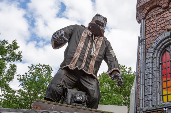 Ein gepflegtes Gebiss gehörte schon immer zu einem gepflegten Äußeren. Da darf es auch etwas legerere Bekleidung mit Kordel statt Fliege sein. An einem etwas freundlicheren Wesenszug muss hingegen noch etwas gearbeitet werden. 
