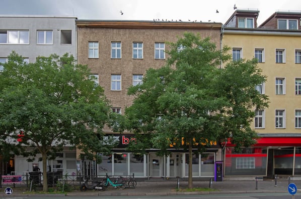 Das heutige Gebäude Karl-Marx-Straße 220. Längst ist auch die elegante Fassadengestaltung der 1920er Jahre weitgehend verschwunden.