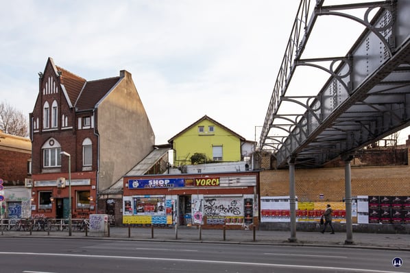 Das Gebäude der Kneipe "Zum Umsteiger" vor dem Abbruch der übrigen Bebauung.