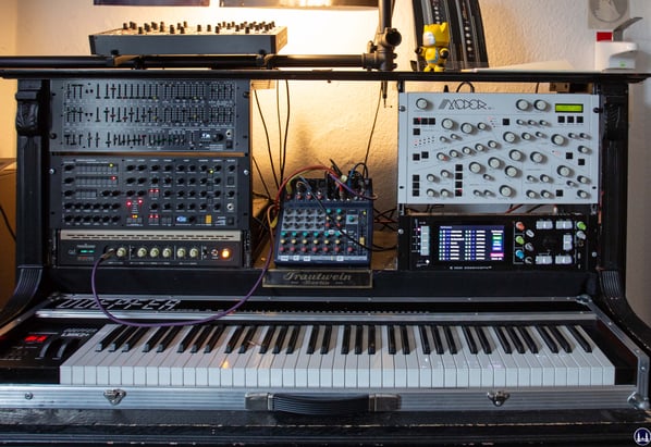 Ein Vorteil des analogen modularen Systems ist die vielseitige Kombinierbarkeit der Einzelgeräte. Hier anschaulich in einem alten Pianogehäuse der Berliner Klavierfirma Trautwein demonstriert, das u. a. mit Komponenten von Doepfer ausgerüstet wurde.