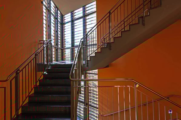 Vom Foyer geht es über das Treppenhaus zum Ausgang, um ein aufeinandertreffen und Gedränge mit den Zuschauern der nächsten Vorstellung zu vermeiden.