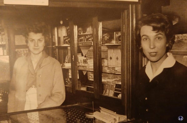 Frau Hannelore Schmidt (links) in den 1960er Jahren an Bord eines der Schiffe der Reederei, wo sie als Verkaufskraft arbeitete.