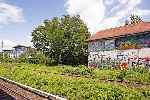 Stellwerk Tfd Attilastraße. Blick vom Bahnsteig auf das Stellwerksgebäude.