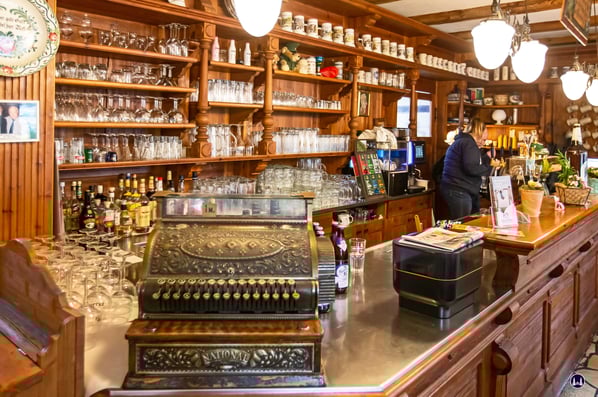 Gleich am Eingang empfängt einen der anheimelnde Tresen - samt alter "National- Registrierkasse" - übrigens auch ein Stück Berliner Industriegeschichte.