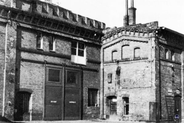 Das heute nicht mehr bestehende alte Lagergebäude kurz nach der Übernahme durch die Fa. Mann. Nach rechts würde sich das Schwankhaus anschließen.