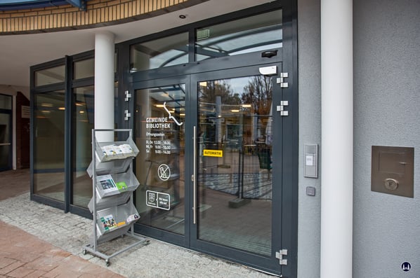 Der Eingang zur Gemeindebibliothek.