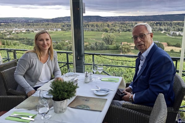 Werner Kasten mit seiner Schwiegertochter Anna Kasten auf einer Rheinlandfahrt zu ehemaligen Kunden.