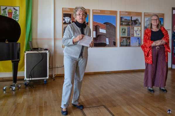 Ausstellungseröffnung in Dahlewitz: Frau Lochman vom Heimatverein Dahlewitz sowie (rechts) Frau Alice Roegholt, Leiterin des Amsterdamer Museum "Het Schip" während ihres Vortrags über Bruno Tauts Beziehungen zu den Niederlanden.