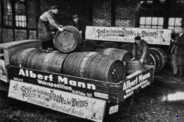Die Beladung eines LKW der Fa. Mann auf dem Speditionsgelände an der Yorckstraße 1935.