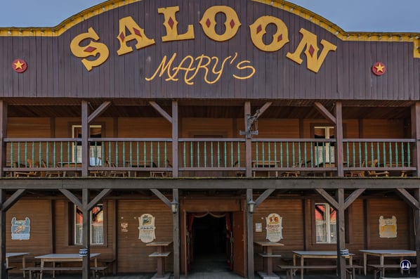 Eines der wohl wichtigsten Gebäude in jeder amerikanischen Stadt war der "Saloon". Hier traf man sich nicht nur, um ein Glas Whiskey zu trinken, sondern auch, um Geschäfte zu besprechen. Und klar, auch die "Bardamen" spielten eine wichtige Rolle.