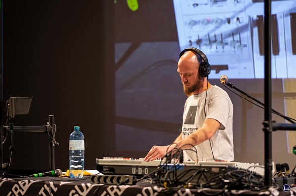 Georg Hearn bei der Vorstellung und Erklärung seines "Gemini" - Synthesizers.