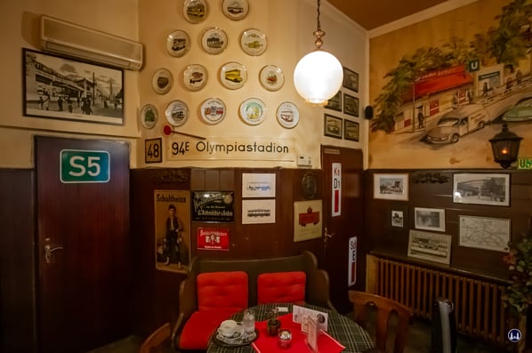 Das perfekt an die gebogene Wand angepasste "Verlobungs-Bänkchen" der Kult-Kneipe "Zum Umsteiger" in der Yorckstraße.