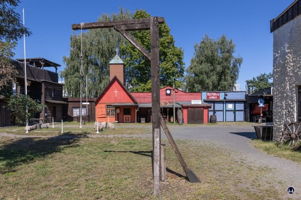 ...oder solche, die ihre Begründung in den eigenen Missetaten finden. Immerhin, das Letzte, was der Delinquent sehen wird, ist das Kreuz der Kirche.