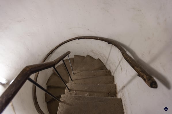 Der Abstieg vom Schwankhaus hinab zu den alten Bierlagerkellern erfolgt über eine steinerne Wendeltreppe...