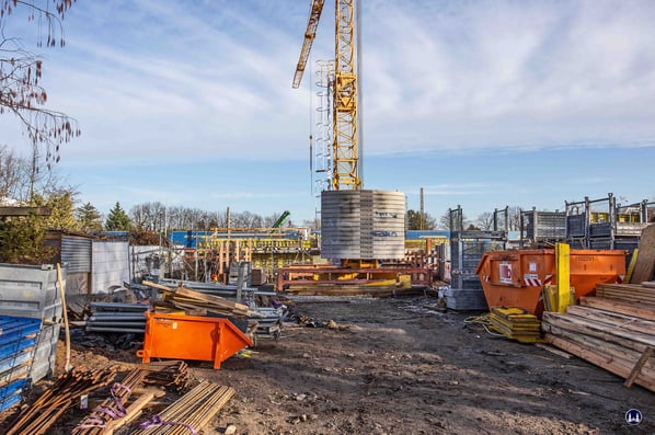 27. November 2022. Für das nun neu zu errichtende Tunnel- und Brückenbauwerk der S-Bahn wurde der Portalkran umgesetzt.