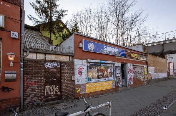 Das mehrfach umgenutzte Gebäude des ehem. Konfitürengeschäftes bestand bis zur Beräumung des Areals für den Gewerbe- und Wohnungsbau. 
