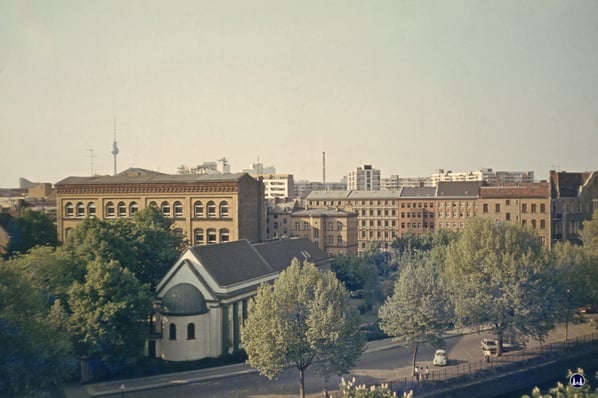 Die Synagoge Fraenkelufer mit Blick auf das alte Schulgebäude.