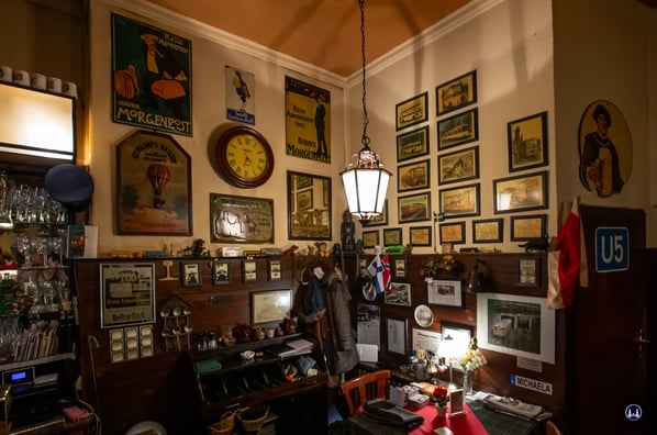 Die Ecke neben der Theke war so etwas wie Herrn Sens, dem Chef des Lokals "Zum Umsteiger", sein Büro. 