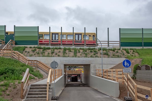 Noch lässt sich ein fahrender S-Bahnzug von der Erich-Klausener-Straße aus fotografieren. Doch bald werden auch die letzten, noch fehlenden Lärmschutzelemente montiert sein.