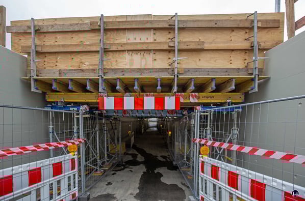 Auf dem Rückweg zur Erich-Klausener-Straße geht es wieder unter den noch relativ frisch betonierten Gleiströgen der darüber laufenden Fernbahngleise zurück.