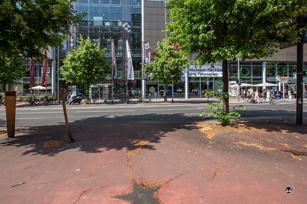 Zum Zeitpunkt der Aufnahme war das "Deutsche Film - und Fernsehmuseum" noch im Sony - Center und damit auch am Boulevard der Stars ansässig. 