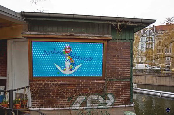 Der 1957 hinzugekommene Büroanbau mit seinem markanten großen Fenster und seiner für die Zeit typischen Schrägstellung - samt abgetreppter Konsole aus Ziegelsteinen. Das Gebäude der Ankerklause reicht nun bis hart an die Uferkante heran.