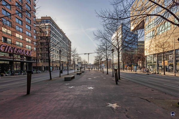 Blick entlang der Potsdamer Straße in Richtung der Philharmonie im Licht der aufgehenden Sonne