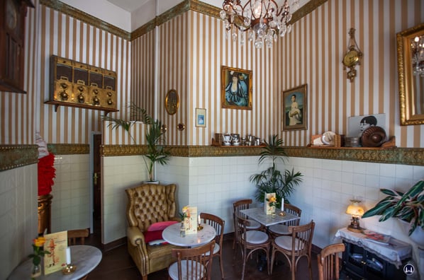 Wie alle Ladengeschäfte von Frau Behrens Torten ist auch der Laden in Friedenau liebevoll dekoriert.