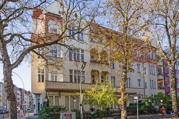 Fassadenseite an der Handjerystraße. Bereits bei Fertigstellung war im Erdgeschoss ein Lokal eingezogen. Heute nutzt ein Pflegedienst die Räume und auch den ehem. Biergarten.