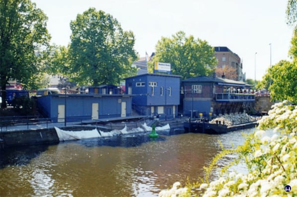 Eine Aufnahme von mir aus dem Jahr 2007. Die Qualität der alten digitalen Kamera war nicht die beste, aber man sieht wie das Geländer des Anlegers durch die zusammengesackte Kanalmauer verbogen wurde. 