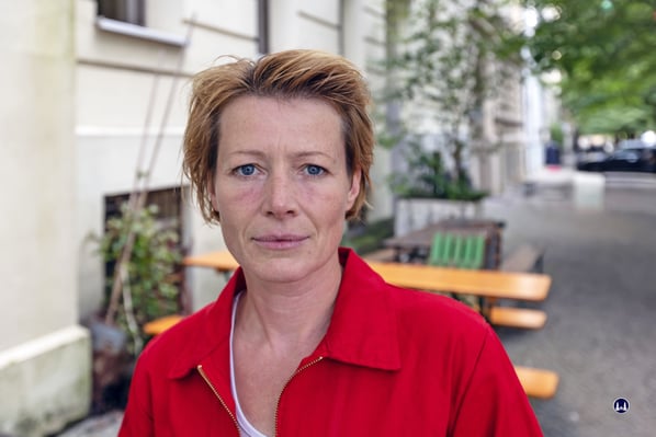 Die Inhaberin des "WATT", Sindy Kliche, am letzten Öffnungstag vor Ihrem Lokal. Geboren und aufgewachsen in Brandenburg an der Havel, studierte Sindy Kliche zunächst Bildhauerei in Italien und Schweden, ehe sie wieder zurück nach Berlin ging. 