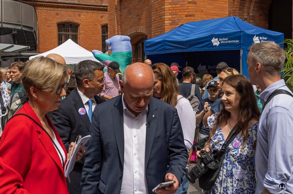 Ob Pressesprecherin Christine Richter gute Nachrichten für den Regierenden Bürgermeister auf dem Smartphone präsentieren konnte? Dem Vernehmen nach war der "Tag der offenen Tür" ein Erfolg...